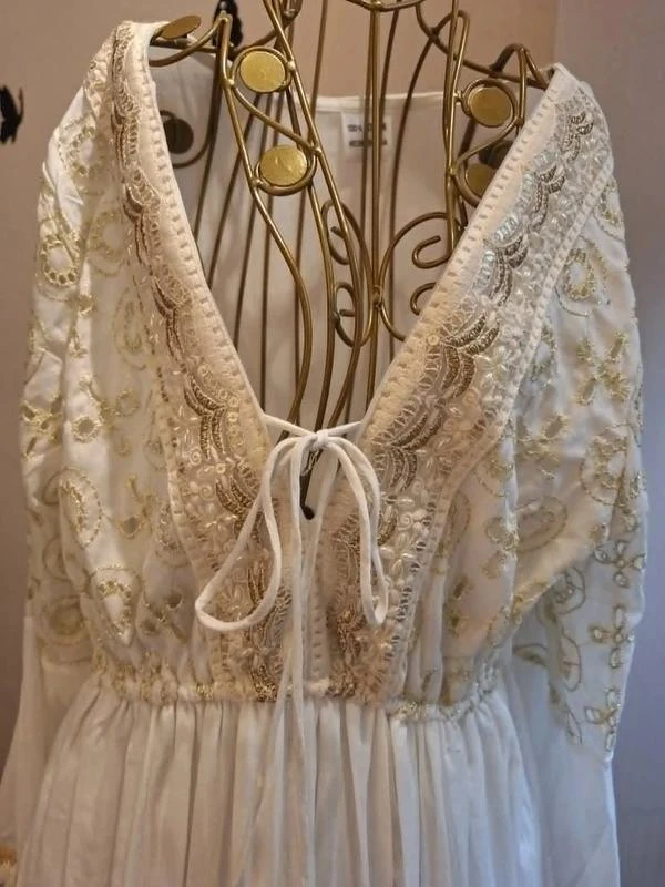 Lange witte katoenen jurk met gouden borduursels – photo 3